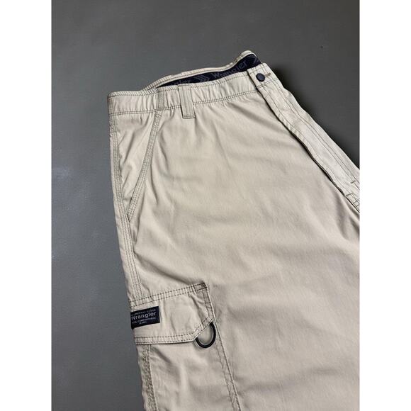 Wrangler Men's Khaki Cargo Shorts Size 40 Waist With A 10” Inseam. Look unworn - Picture 3 of 5